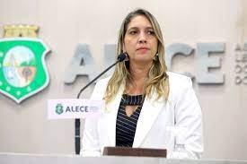 Larissa Gaspar mantém pré-candidatura em Fortaleza, mesmo com filiação de Evandro ao PT
