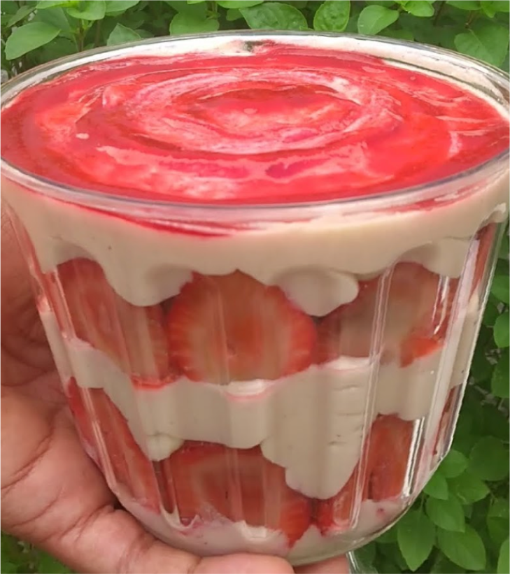 Trifle de frutas vermelhas na taça