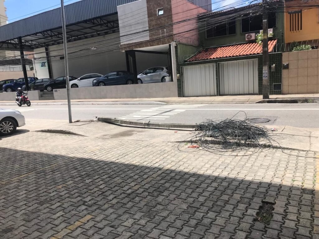 Há um poste esparramado no caminho da Padre Valdevino 2 Blog do Eliomar