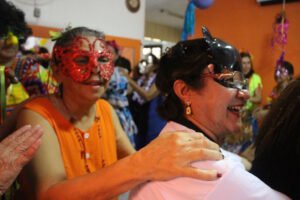 Idosos promovem tradicional Bailinho de Carnaval