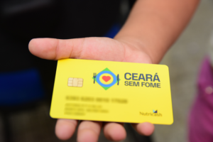 Governo do Ceará entrega cartões Ceará Sem Fome remanescentes em Fortaleza