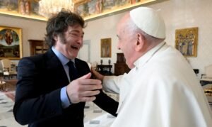 Milei busca popularidade em visita ao papa Francisco