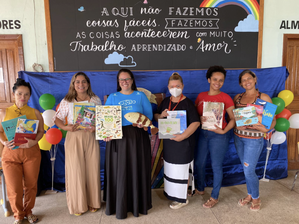  ("Por enquanto, os livros ainda cabem em uma bolsa de algodão, mas o meu desejo é que as bibliotecas se multipliquem, ganhem mais títulos e alcancem os cantos mais remotos do nosso litoral", emociona-se Maíra Borgonha, responsável pelas bibliotecas // Foto: Arquivo pessoal) 