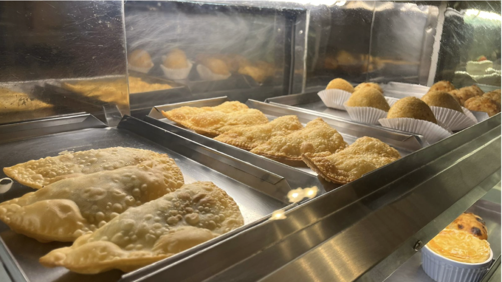 (Na foto, pastel de lombo suíno com molho barbecue, pastel de queijo, coxinha, quiche com salada e outras opções // Foto: Manoel Velloso) 