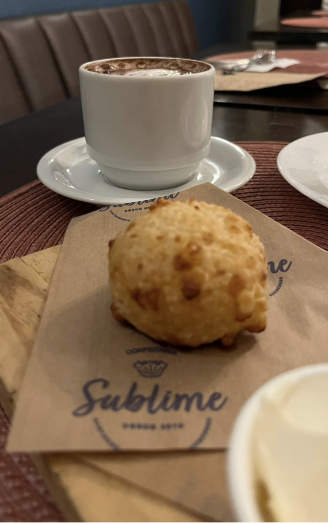 Café - O pãozinho de tapioca acompanha geleia da casa e cream cheese e custa 11,90 // Foto: Manoel Velloso