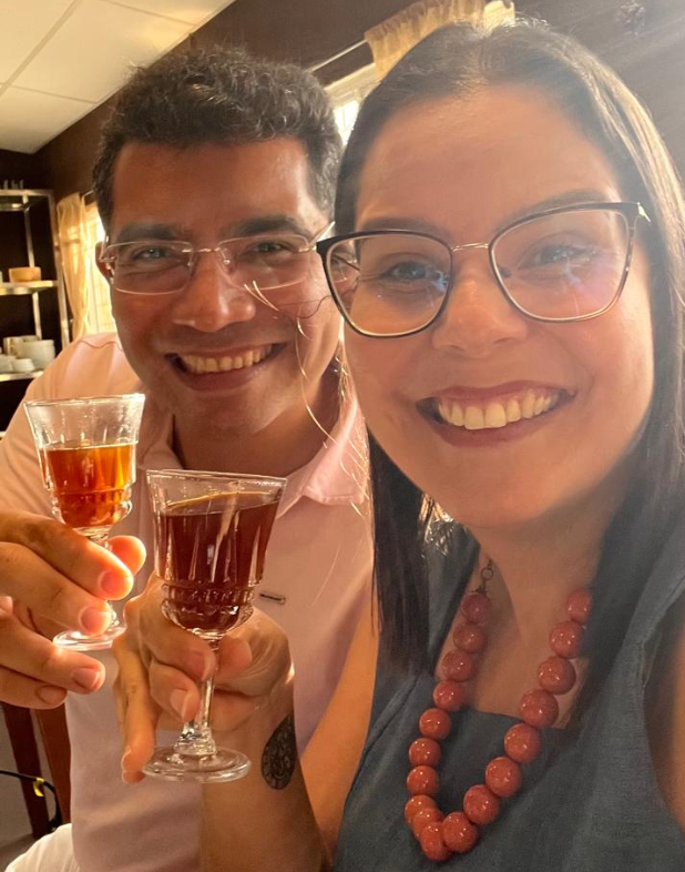 (Coffee lovers assumidos, eu, Mirelle Costa, e meu esposo, o jornalista Juliao Junior, degustando o café Di Passaro, da Unique) 
