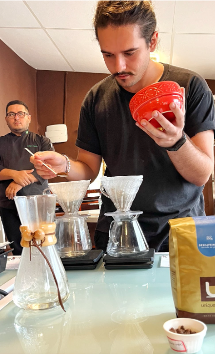 (Você acompanha de perto todos os processos e aprende muito sobre os ritos de um bom café // Foto: Julião Júnior @juliaojuniortv )