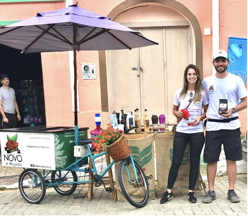 O casal Gustavo e Virllane começou a caminhada em 2019. A bicicleta que seria para venda de açaí chamou a atenção quando tornou-se a bike propaganda do café que eles produziam, no maciço de Baturité. 