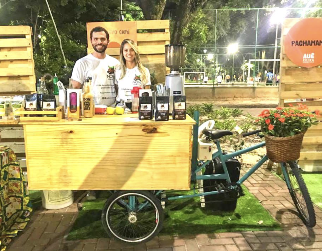 O café também fez sucesso na feira Auê. Na foto, o casal Gustavo e Virllane se divertindo e investindo nas vendas, em Fortaleza. 