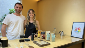 (O casal Gustavo e Virllane explicam que, além da experiência da degustação, também são ofertados cursos para o coffee lover que deseja aprimorar os sentidos, no caso, o olfato e o paladar, além de consultoria para cafeterias)