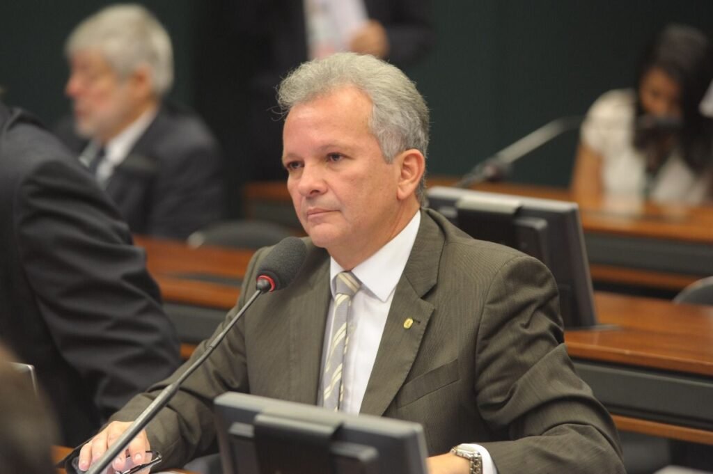 Comissão aprova relatório de André Figueiredo que prevê piso salarial para garis 1 Blog do Eliomar