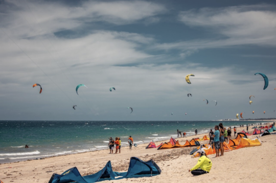Crédito: Divulgação Legenda: Em outubro o litoral do Ceará sedia a quarta edição do Sertões Kitesurf, o maior rally de kite do mundo
