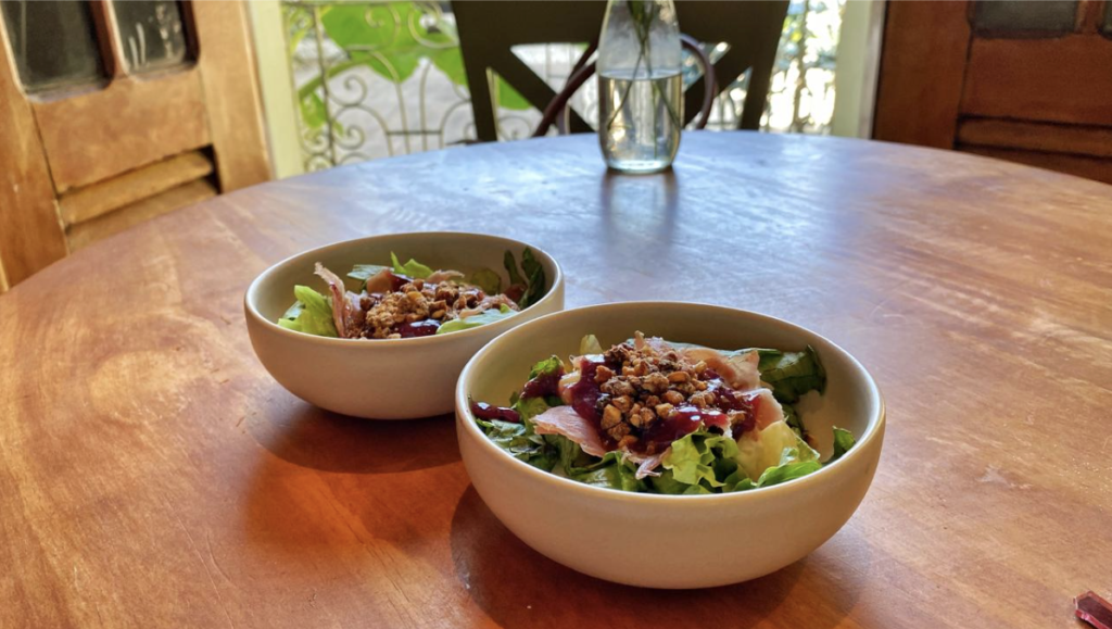 (Salada de parma com mix de folhas e crocante de nuts // Foto: Julião Júnior)
