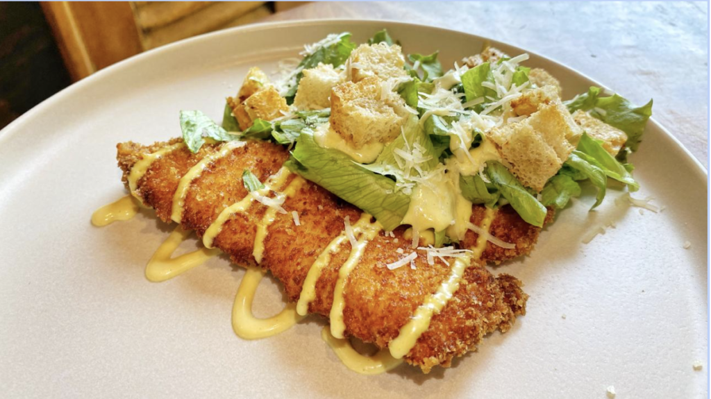 (Chicken Caesar, com filé de peito de frango empanado, com mix de folhas e molho caesar tradicional //  Foto: Julião Júnior)
