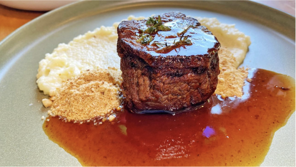 (Filé mignon com molho demi glace, farofa de brioche e purê de batata // Foto: Julião Júnior)
