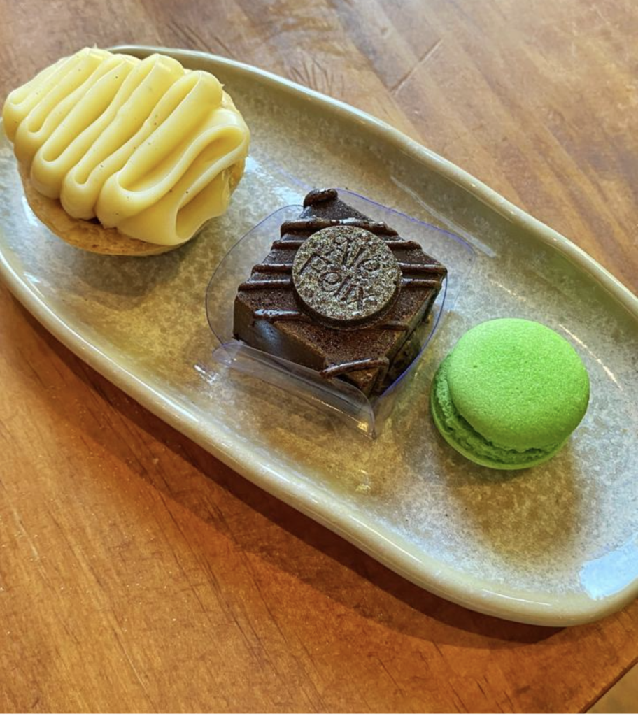 (Torta de limão, bombom de caramelo e mini macaron  // Foto: Julião Júnior)
