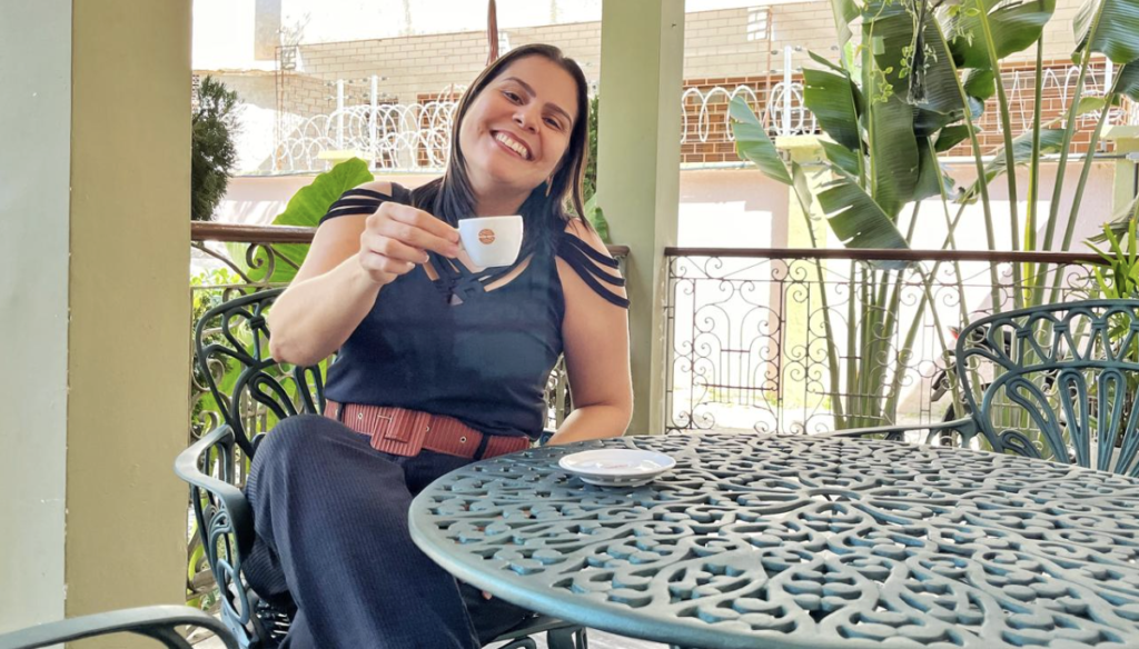 (Eu, Mirelle Costa, com o meu espresso  // Foto: Julião Júnior)