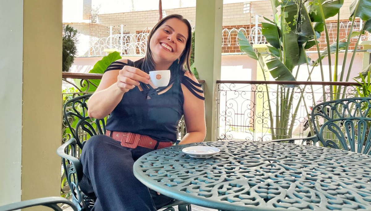 (Eu, Mirelle Costa, com o meu espresso // Foto: Julião Júnior)
