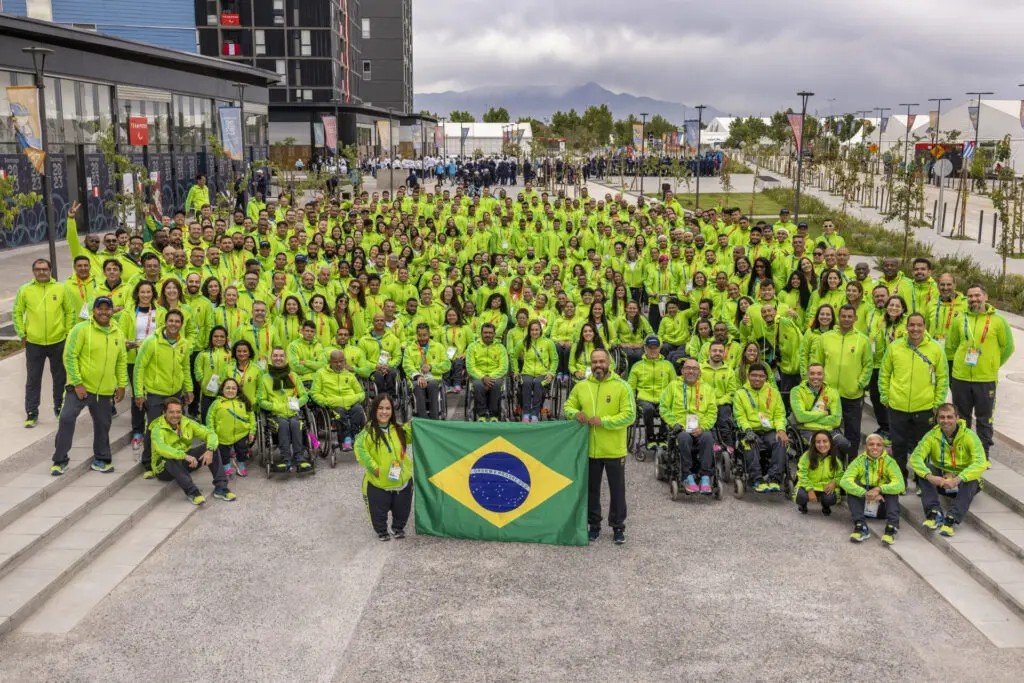 Crédito: Ale Cabral/CPB Legenda: Parte da delegação paraolímpica do Brasil que já está em Paris