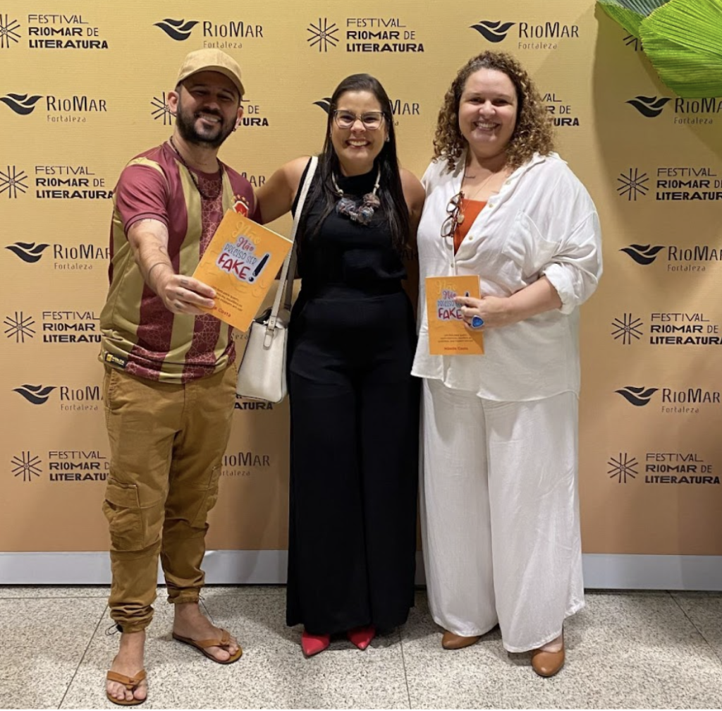 (Bráulio Bessa, Eu e Socorro Acioli na primeira edição do Festival de Literatura Riomar Fortaleza)
