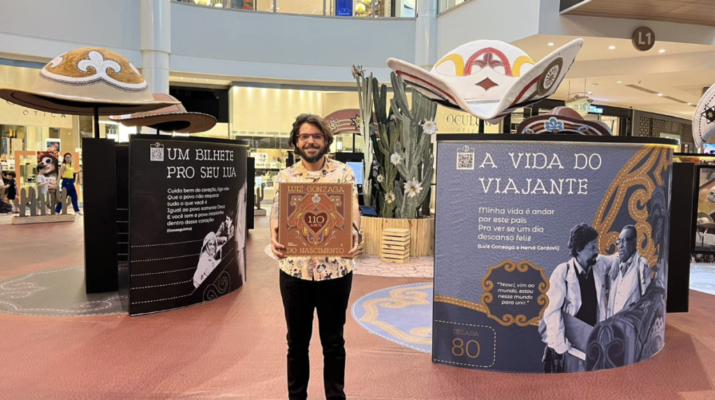 (Paulo Vanderley exibe o livro que deu nome à exposição que pode ser conferida no piso L1 do shopping RioMar Fortaleza, na praça de eventos 1)
