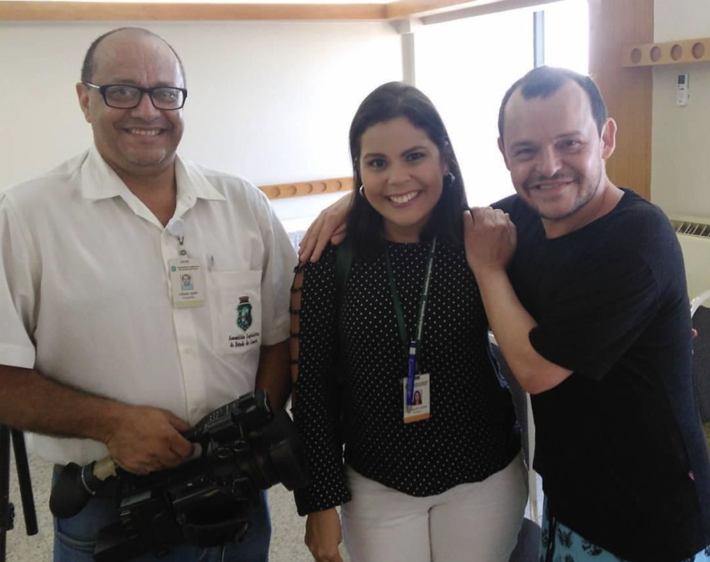 Gênio como Gente - Por Mirelle Costa 5 (Em 2017, tive a oportunidade de entrevistar o ator Matheus Nachtergaele. Na foto, o repórter cinematográfico Cezar Ceppi, da TV Assembleia (onde eu trabalhava à época), eu e Matheus Nachtergaele. Uma lembrança inesquecível, principalmente quando ele me disse que a poesia é uma oração que vale a pena)