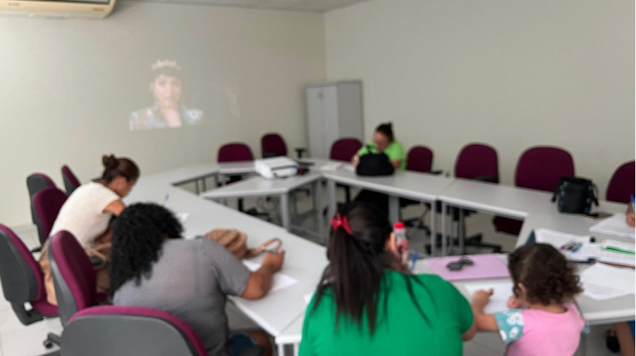 (Além dos exercícios de escrita, a musicoterapia foi usada a fim de ajudar as alunas a passarem os sentimentos para o papel // Foto: Arquivo pessoal)
