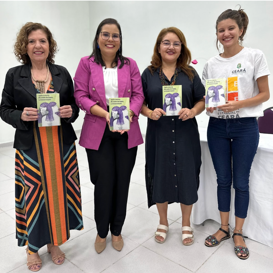 (No lançamento, Daciane Barreto, coordenadora da Casa da Mulher Brasileira do Ceará; eu, Mirelle Costa, organizadora da publicação e realizadora da oficina; Maura Isidoro, orientadora ​​da Célula do Livro, Leitura e Literatura (Celiv), da Secretaria da Cultura do Ceará e Natyelle Martins, mediadora social da Biblioteca Estadual do Ceará- BECE // Foto: Manoel Velloso)