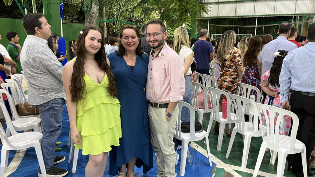 Mirela Studart, aluna do primeiro ano do Ensino Médio, a mãe, Céu Studart, e o pai, Jorge André Medeiros