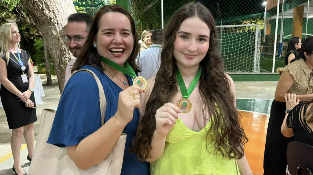 Mãe e filha celebrando as publicações na Coletânea FB 2024