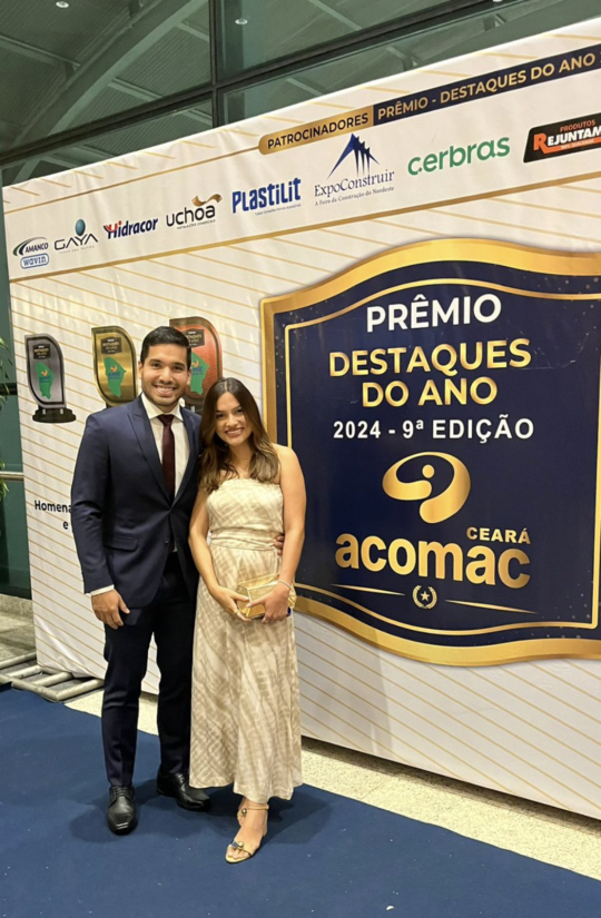 ( André Fernandes, deputado federal pelo PL, foi agraciado como destaque público. Na foto, ele e a esposa, Luana Fernandes) 