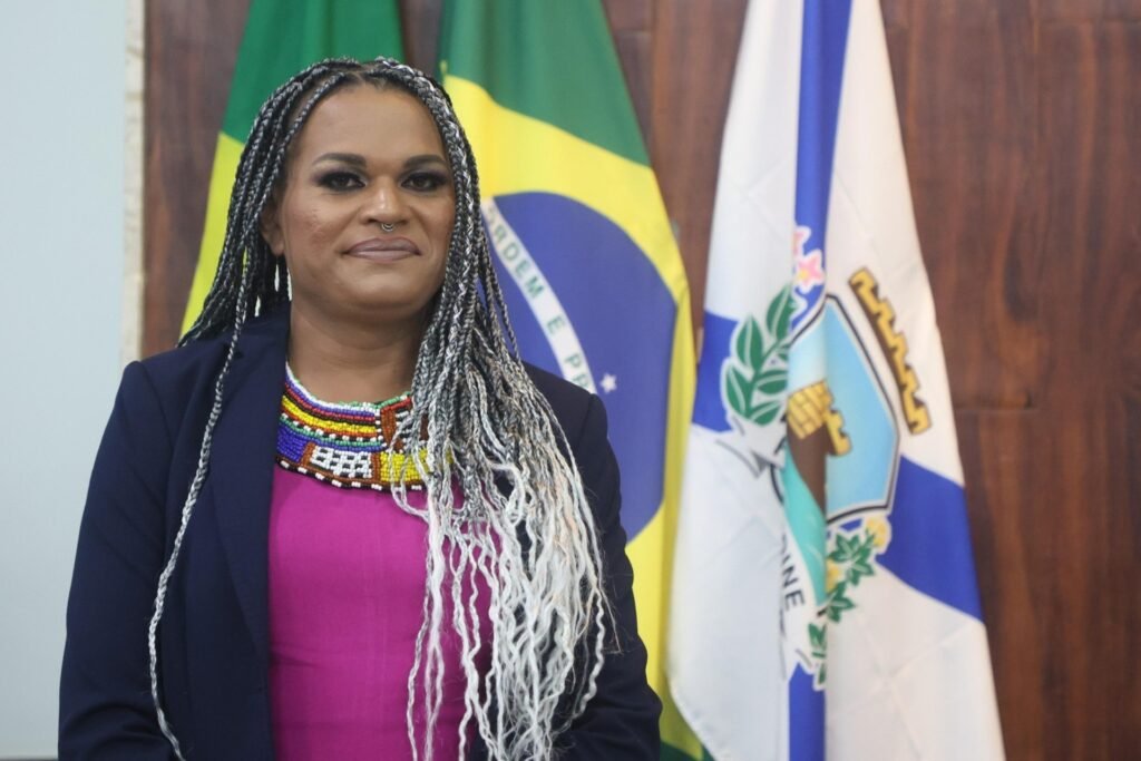 Travesti preta lança livro na UFC: "fissura em um sistema que nos silencia" 1 Blog do Eliomar