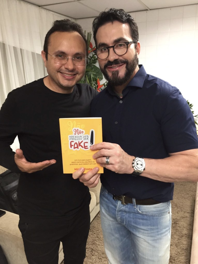 Em tempos de guerra, nunca pare de lutar - Por Mirelle Costa 3 (O maestro e trombonista, Rômulo Santiago, entregou meu livro para o Padre Fábio de Melo)