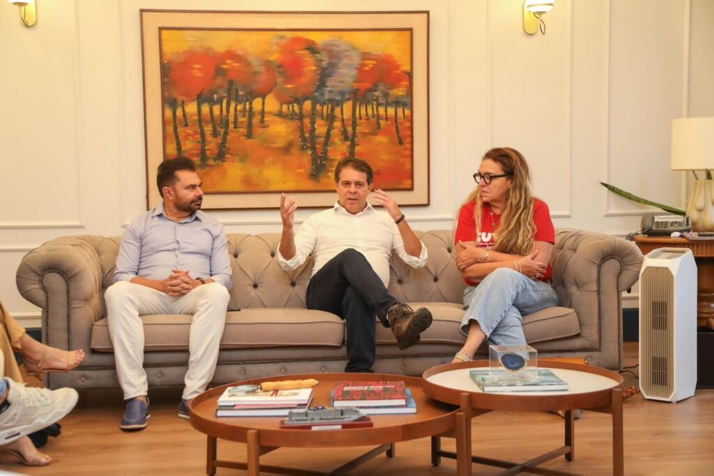 Evandro recebe pauta de reivindicações dos professores; ele promete diálogo 1 Blog do Eliomar