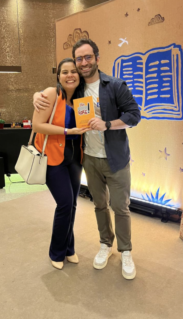 Não comparar sua escrita é libertador - Mirelle Costa 13 (Eu e Pedro Pacífico, advogado e escritor, responsável pelo perfil Bookster, no Instagram)