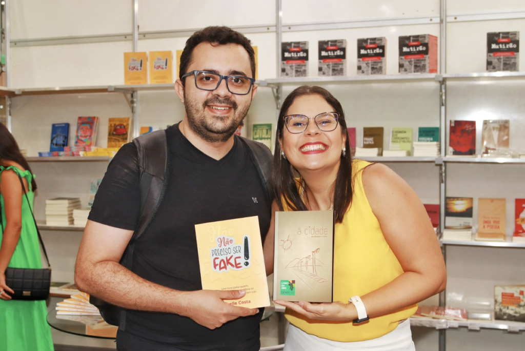 Prêmio Jabuti está com inscrições abertas até o dia 15 de maio 1 (Mailson Furtado, autor de “À Cidade”, ganhador do Prêmio Jabuti em 2018, na categoria poesia e também livro do ano e eu)