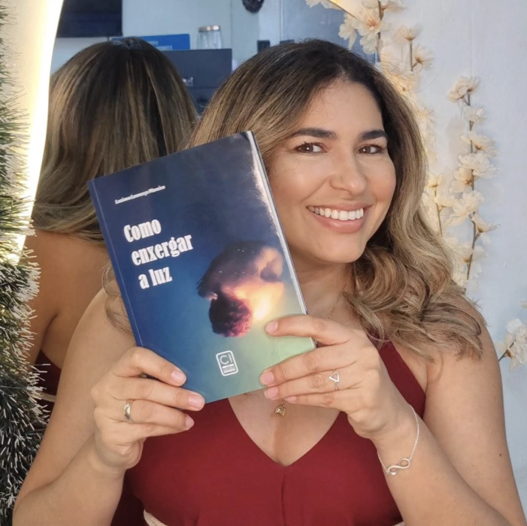 Como enxergar a luz? - Por Mirelle Costa 7 (Luziana Lourenço é bibliotecária e autora do livro “Como enxergar a Luz”)