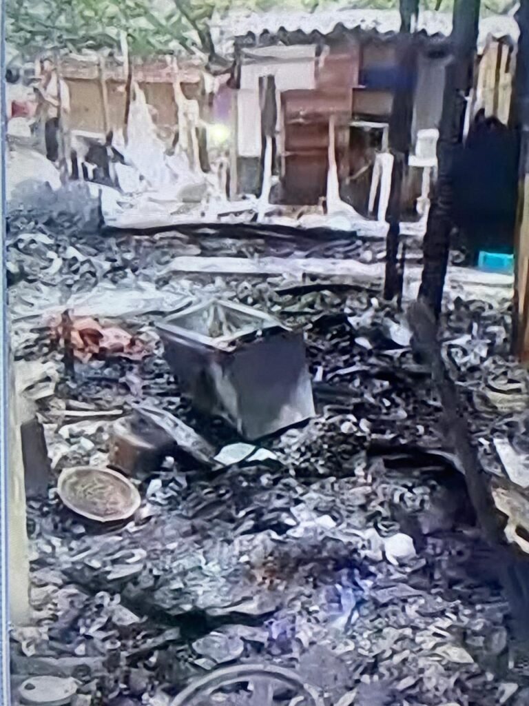 Incêndio destroi barracos num acampamento no Dias Macedo 3 Blog do Eliomar