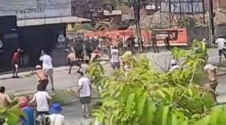 Osório de Paiva vira campo de guerra urbana entre torcedores de Ceará e Fortaleza 6 Blog do Eliomar