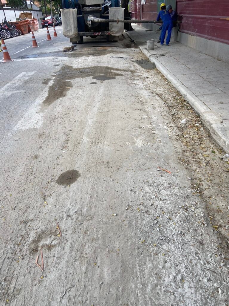 Leitor reclama de construtoras que "jogam" restos de concreto na rua 4 Blog do Eliomar