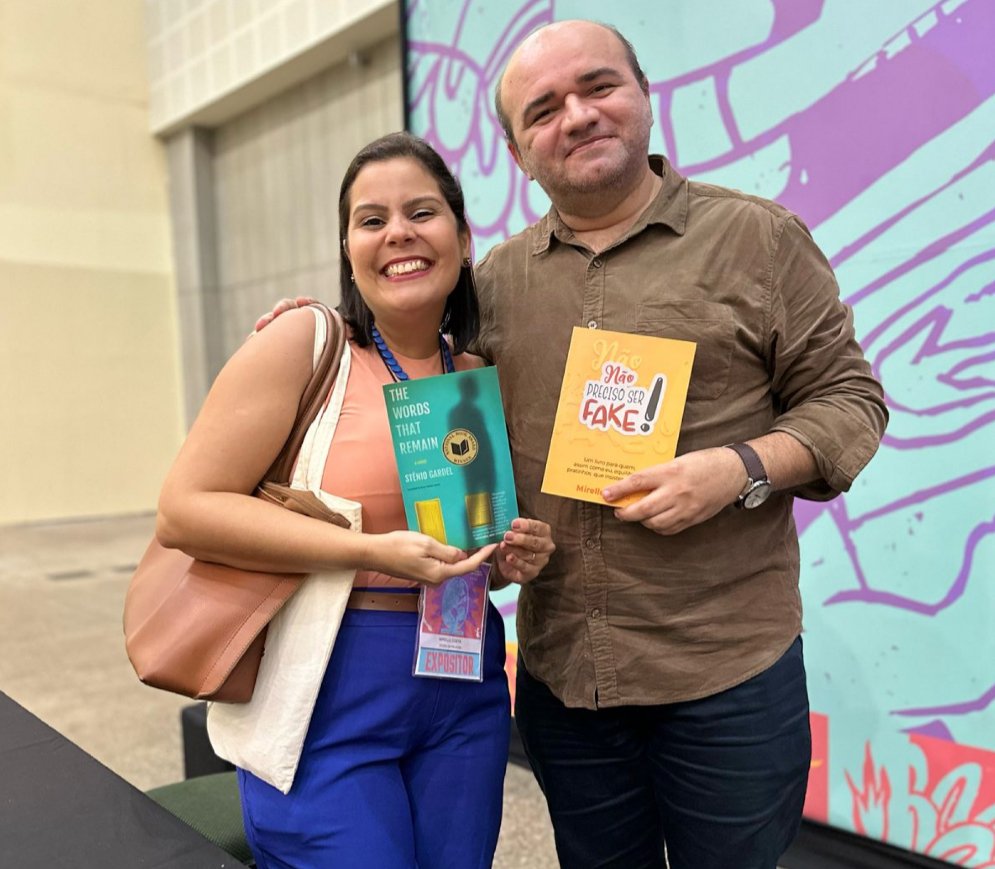 (Eu e Stênio Gardel, na Bienal Internacional do Livro do Ceará, que aconteceu em abril)