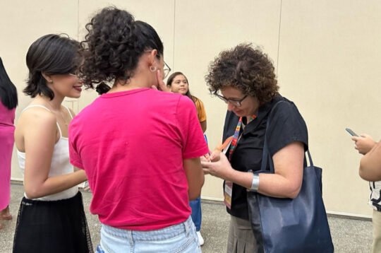 (Andrea Del Fuego autografa suas obras na Bienal Internacional do Livro do Ceará)