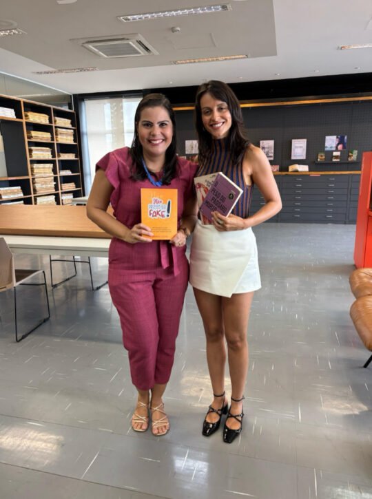 (Eu e Aline Bei na Biblioteca Pública do Ceará)