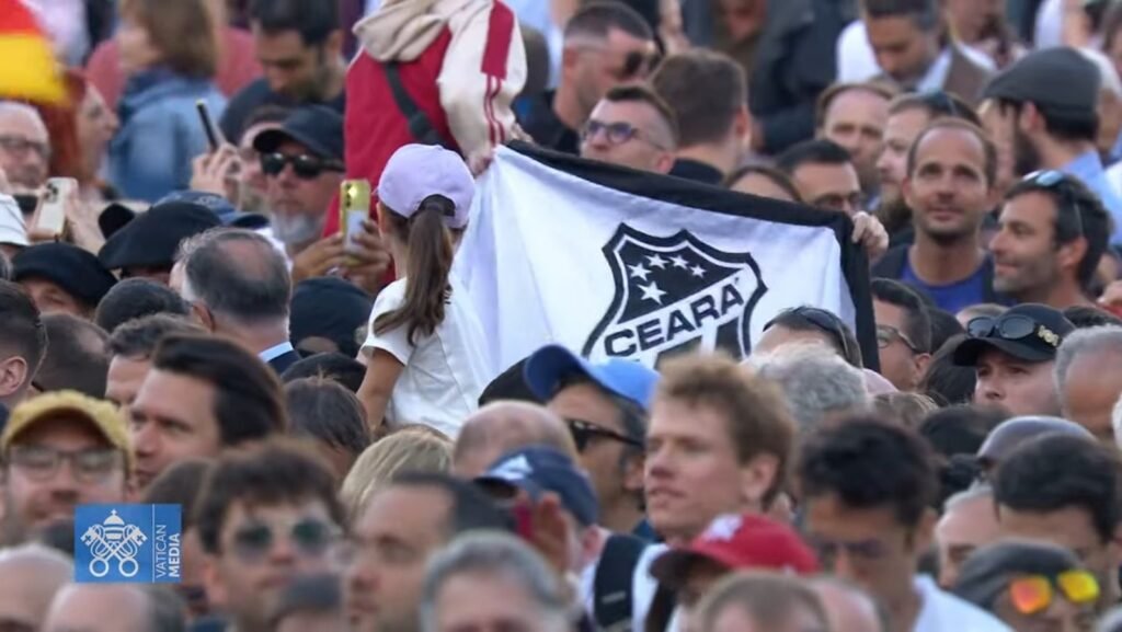 Vai que... - Deus ajuda a quem cedo madruga e bandeira do Vozão aparece na Praça São Pedro 5 Blog do Eliomar