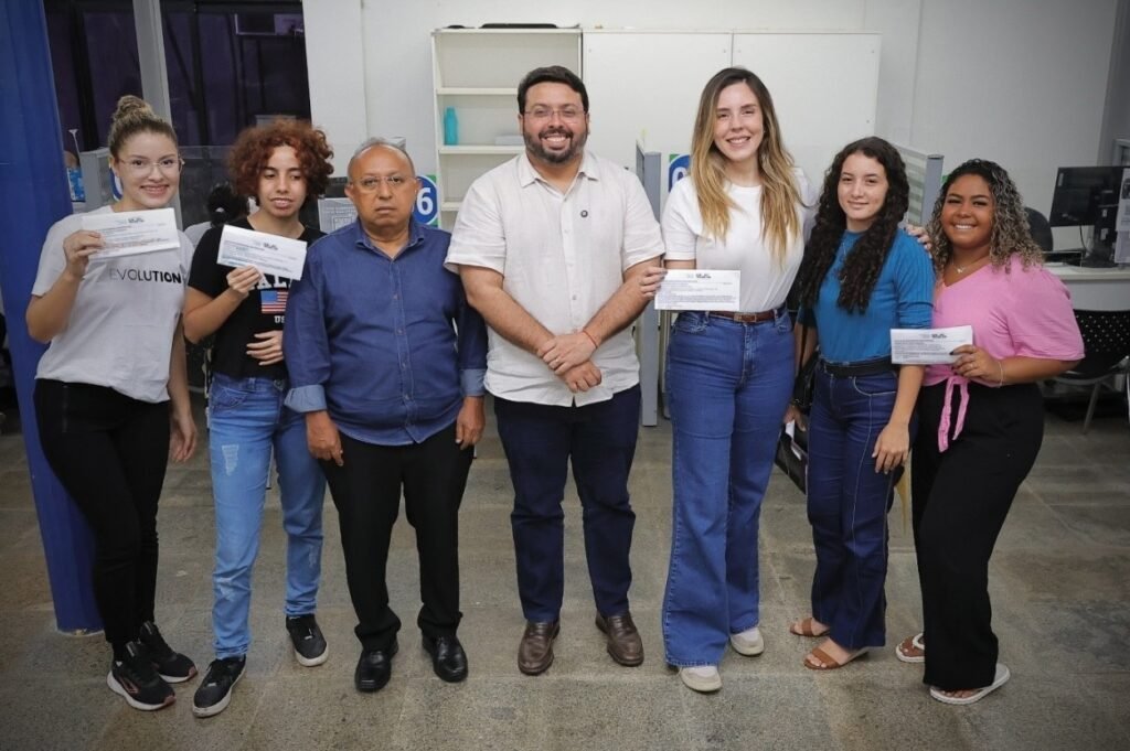 Jade Romero conduz Kombi com jovens do Primeiro Passo pelo Dia do Trabalhador 3 Blog do Eliomar