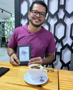 Os melhores livros do século? - Por Mirelle Costa 4 (Foto de Aristides Vieira, vencedor do quiz realizado na reunião do clube sobre a vida da escritora Conceição Evaristo do livro Olhos d’Água // Foto: Arquivo pessoal)