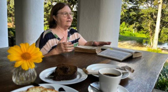 Café e história no Sítio São Luís - Por Mirelle Costa 2 (Cláudia contando histórias sobre a origem da Serra. Foto: @juliaojuniortv)