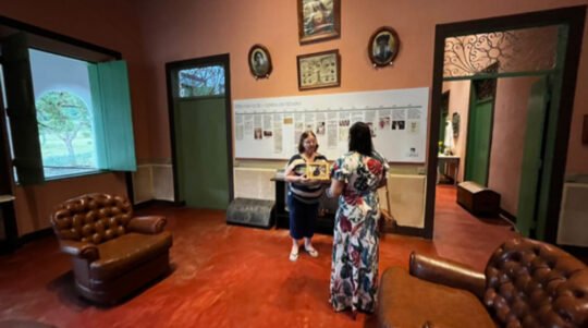 Café e história no Sítio São Luís - Por Mirelle Costa 14 (Claudia contando as mil e uma Histórias do sítio. Foto: Julião Júnior)