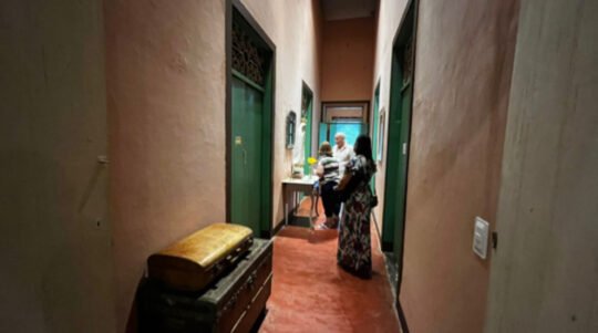 Café e história no Sítio São Luís - Por Mirelle Costa 15 (Corredor da casa. Imagem de Nossa Senhora de Fátima ao fundo. Foto: Julião Júnior)