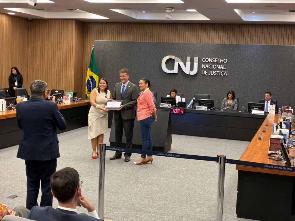 Jornalista Mirelle Costa, do Blogdoeliomar, recebe prêmio do CNJ 8 Blog do Eliomar